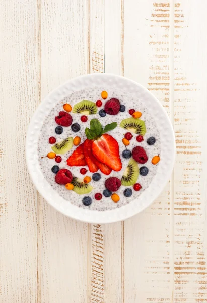 Pudim de chia com frutas e bagas — Fotografia de Stock