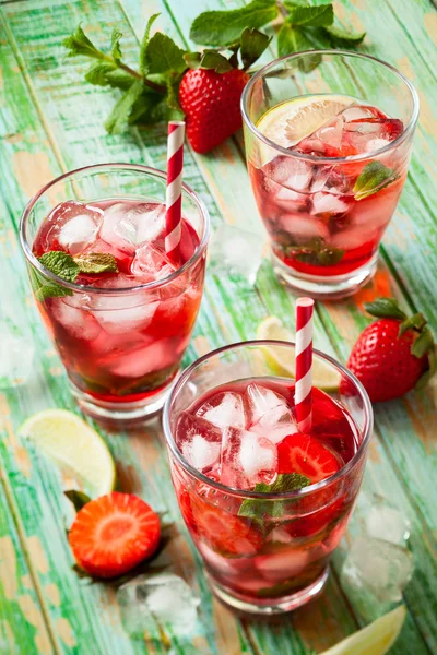 Refrescante bebida de verano con fresa — Foto de Stock