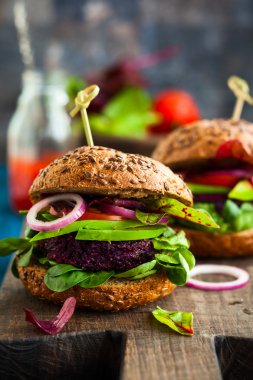 Vejetaryen havuç burger ile avokado