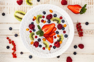 Hindistan cevizi chia puding meyve ile