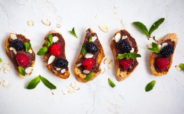 Berry bruschetta çikolatalı fındık ezmesi