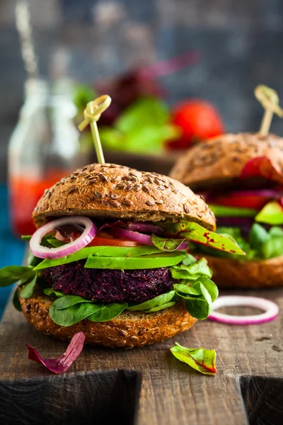 Gemüse-Karotten-Burger mit Avocado — Stockfoto