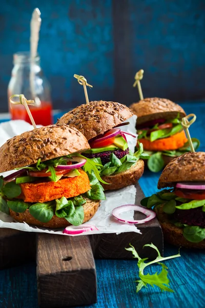 Gemüse-Karotten-Burger mit Avocado — Stockfoto