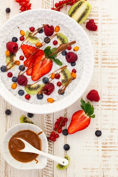 Kokos Chia Pudding mit Früchten — Stockfoto