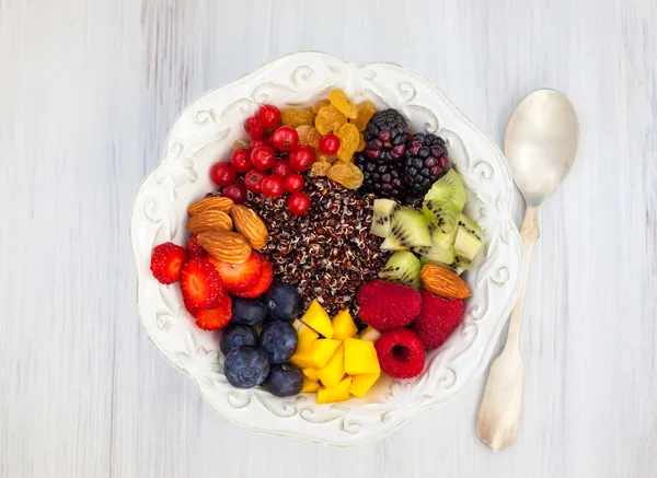 A bogyós gyümölcsök a reggeli fekete quinoa — Stock Fotó