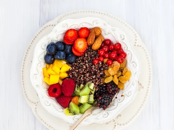 Svart quinoa med bär till frukost — Stockfoto