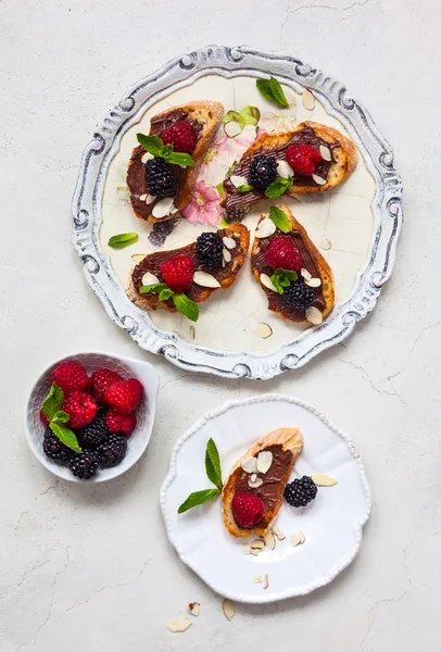 Berry bruschetta with chocolate nut butter — Stock Photo, Image