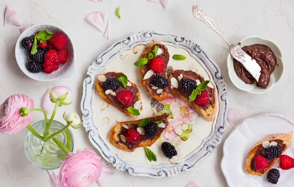 Bruschetta de bayas con mantequilla de nuez de chocolate —  Fotos de Stock