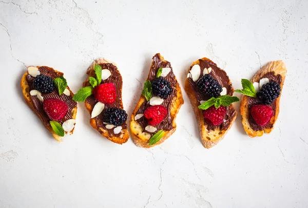 Berry bruschetta med choklad-nötpålägg, smör — Stockfoto