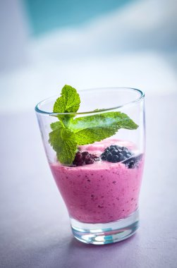 Bardakta meyve püresi