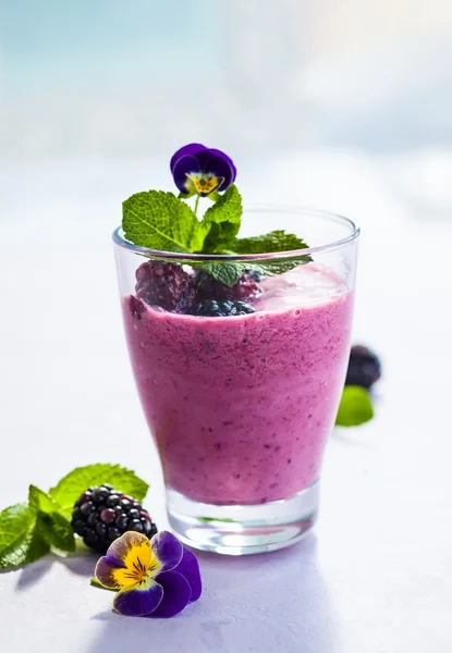 Beeren-Smoothie im Glas — Stockfoto