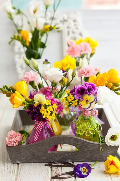 Flores frescas en botellas de vidrio — Foto de Stock