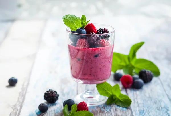 Berry smoothie in glass — Stock Photo, Image
