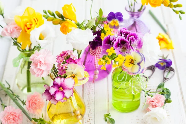 Flores frescas em garrafas de vidro — Fotografia de Stock