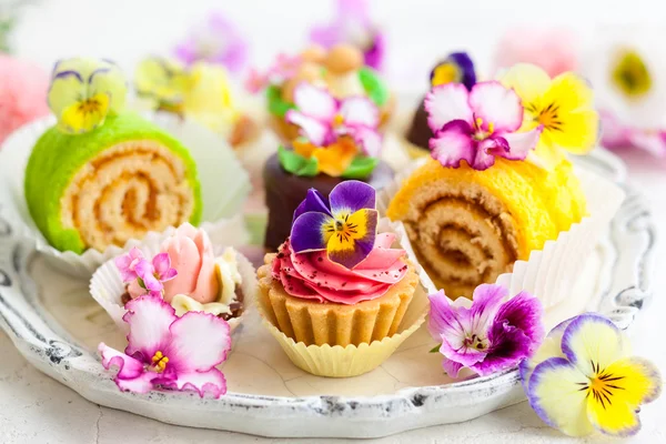 Assorted cakes and pastries — Stock Photo, Image