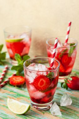 Yaz içeceği çilek ile