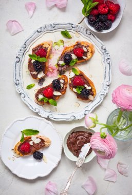 Berry bruschetta çikolatalı fındık ezmesi