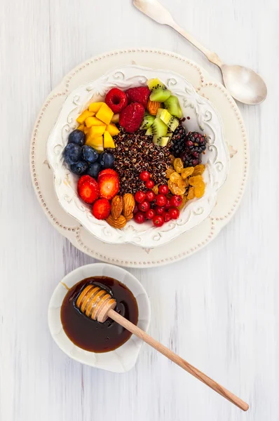 Siyah quinoa kahvaltı için çilek ile — Stok fotoğraf