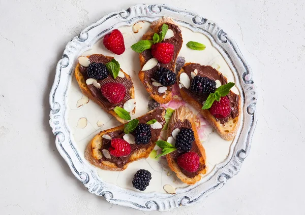 Berry bruschetta dengan mentega kacang cokelat — Stok Foto