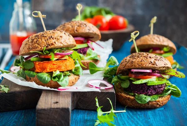 Vegane Rüben- und Karotten-Burger — Stockfoto