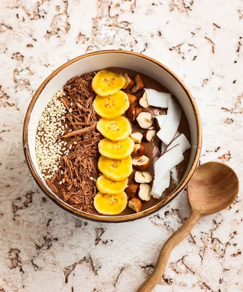 Schokoladen-Haselnuss-Smoothie-Schüssel — Stockfoto