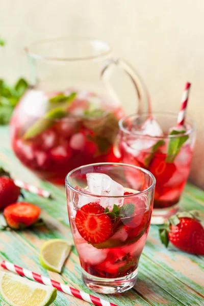 Sommerdrink mit Erdbeeren — Stockfoto