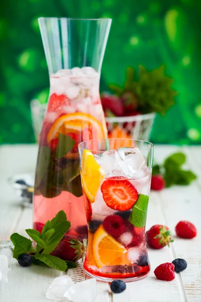 Ponche de frutas y bayas —  Fotos de Stock