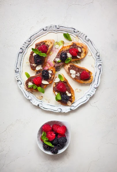 Berry bruschetta med choklad-nötpålägg, smör — Stockfoto