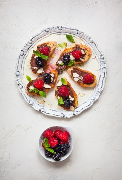 Berry bruschetta çikolatalı fındık ezmesi — Stok fotoğraf