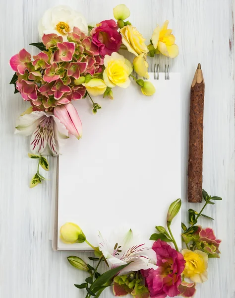 Λουλούδια και σημειωματάριο με αντίγραφο χώρου — Φωτογραφία Αρχείου