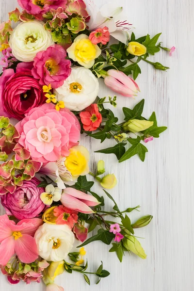 Рамка из цветов на деревянном фоне — стоковое фото