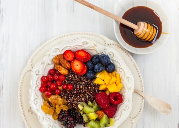 A bogyós gyümölcsök a reggeli fekete quinoa — Stock Fotó