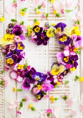 Taze çiçekler kalbinde