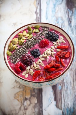 Berry yüzlü kase