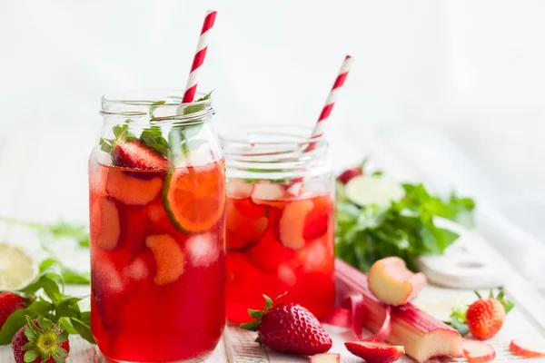 Limonata fatta in casa con menta — Foto Stock