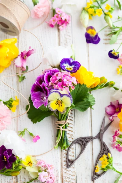 Schöner Blumenstrauß — Stockfoto