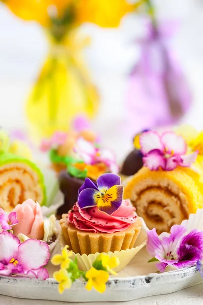 Pasteles y pasteles surtidos — Foto de Stock