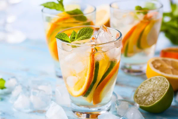 Citrus water met munt — Stockfoto