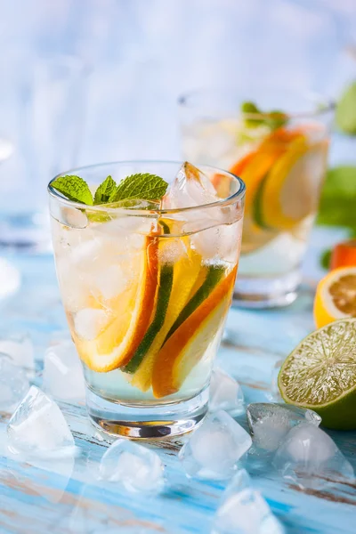 Citrus water met munt — Stockfoto