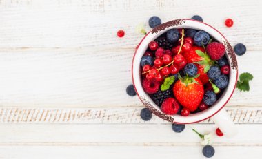 Mug içinde taze çilek