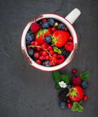 Mug içinde taze çilek