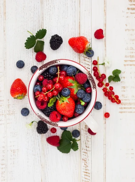 Fresh berries in mug — Stock Photo, Image