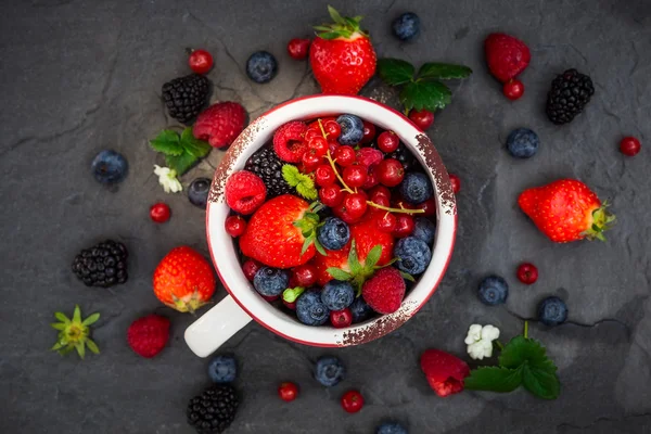 Bayas frescas en taza — Foto de Stock