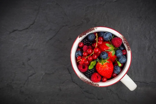 Fresh berries in mug — Stock Photo, Image