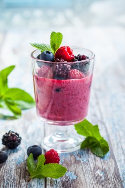 Bardakta meyve püresi