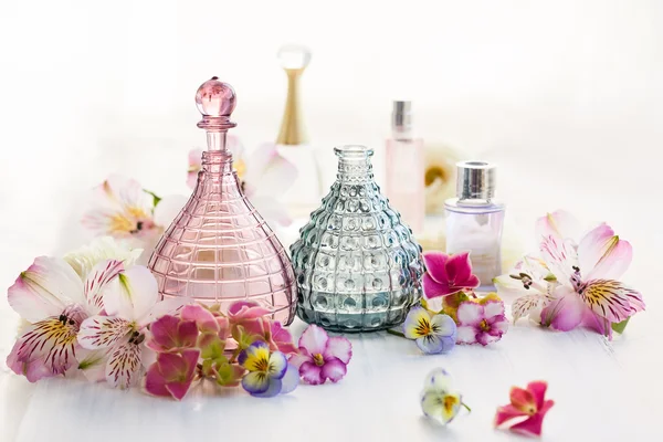 Frascos de perfume y aceites aromáticos — Foto de Stock