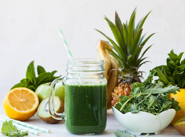 Färsk grön smoothie — Stockfoto