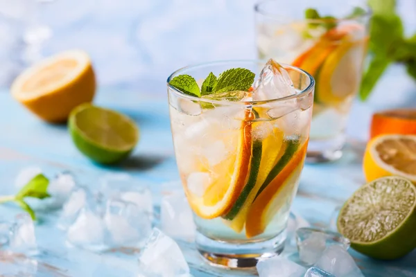 Citrus water met munt — Stockfoto