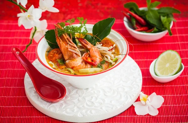 Sopa Tom Yum com camarões — Fotografia de Stock