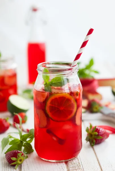 Aardbei en rabarber limonade — Stockfoto